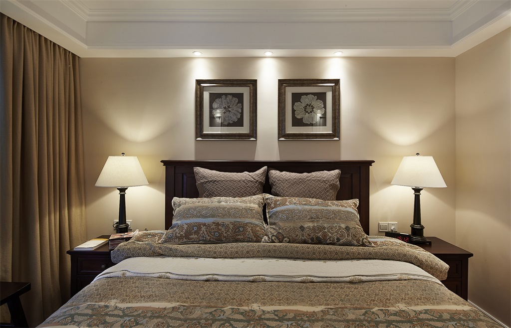 卧室吊顶线条流畅，不仅惬意浪漫，丰富的层次感也更显气质。.jpg